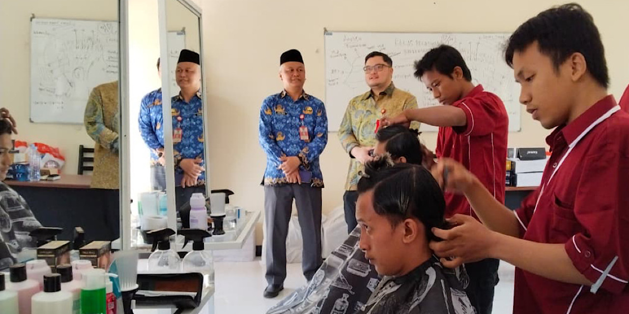 Bupati Kediri Hanindhito Himawan Pramana meninjau pelaksanaan Pelatihan Berbasis Kompetensi (PBK) 2026 di Balai Latihan Kerja (BLK) Plemahan. (Foto: Pemkab Kediri/jatimnow.com)