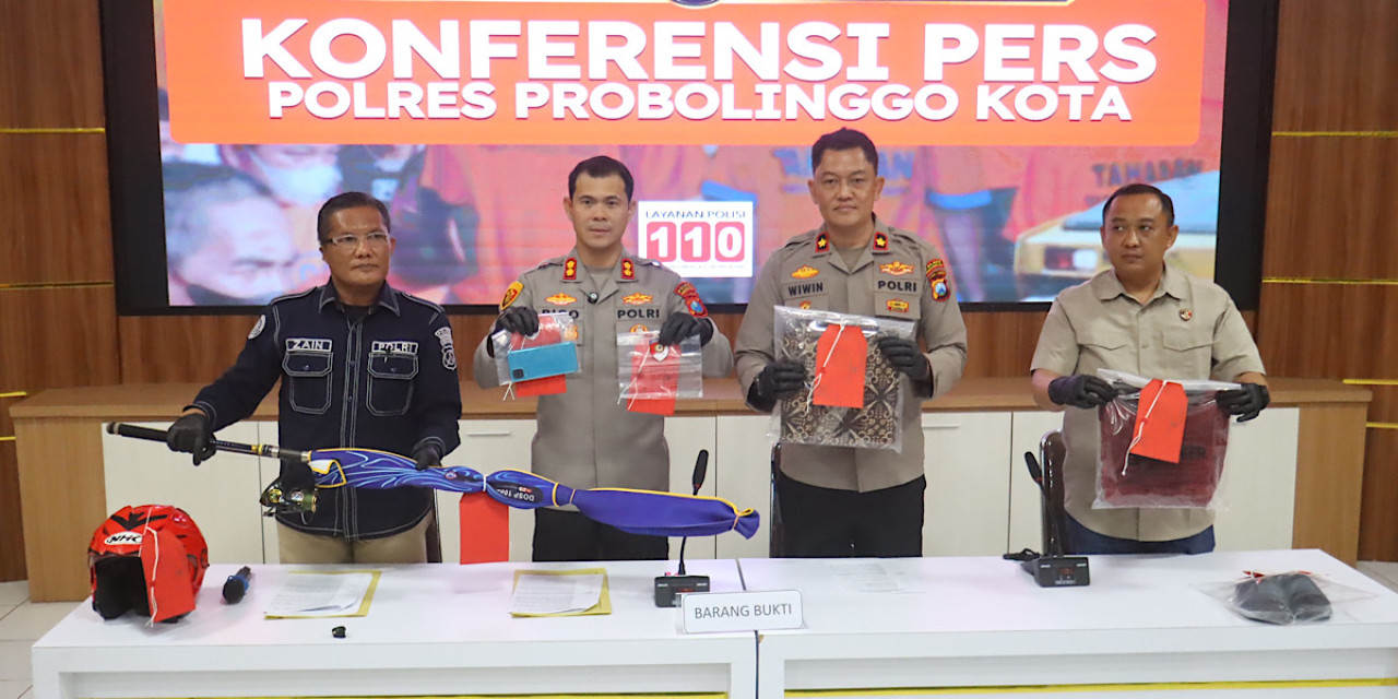 Kapolres Probolinggo Kota, AKBP Rico Yumasri, dalam konferensi pers kasus pembunuhan di kawasan Pantai Permata, Kota Probolinggo. (Foto: Ide Farid/jatimnow.com)