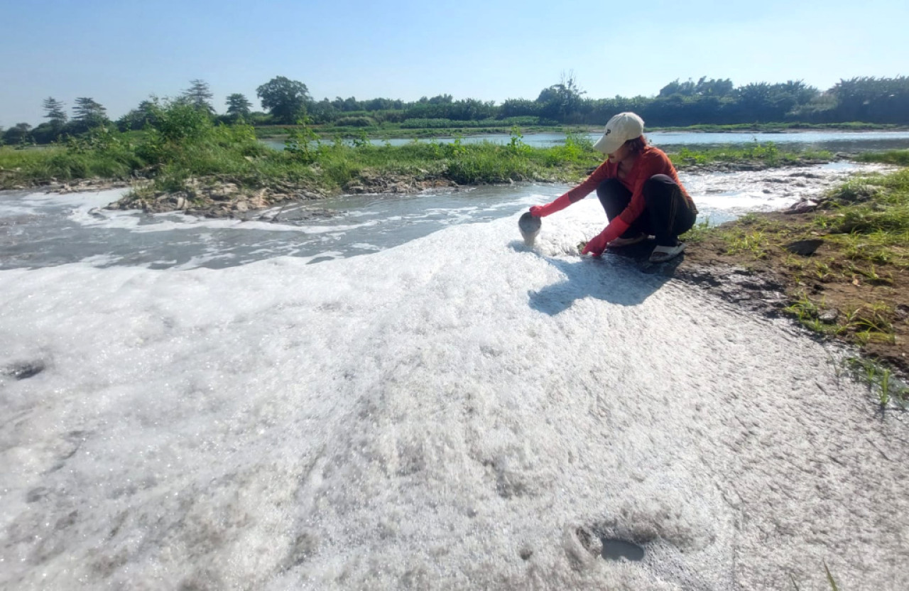 Pembuangan limbah industri PT Mega Surya Eratama ke Kali Porong, Kabupaten Mojokerto. (Foto: Prigi for jatimnow.com)