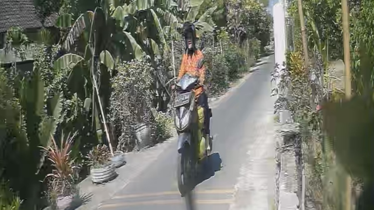 CCTV emak-emak di Kediri kabur bawa LPG 3 Kg.