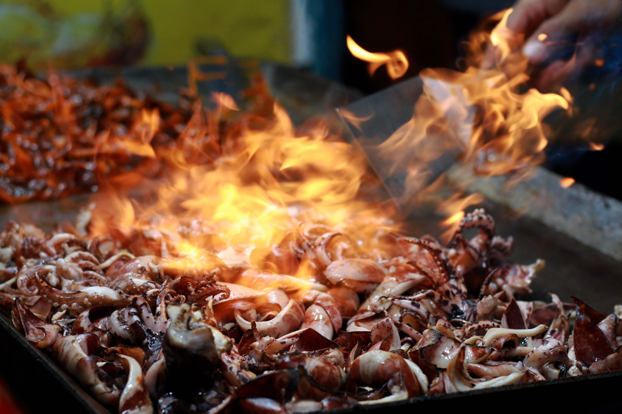 Aneka macam kuliner yang ditawarkan di PetroNite Fest 2026, salah satunya adalah sea food panggang. (Foto: Sahlul Fahmi/jatimnow.com)