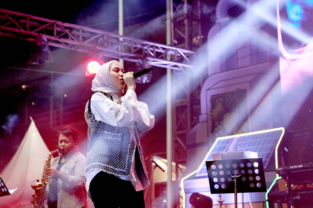 Creep Beat Band saat tampil menghibur ribuan pengunjung PetroNite Fest 2026. (Foto: Sahlul Fahmi/jatimnow.com)
