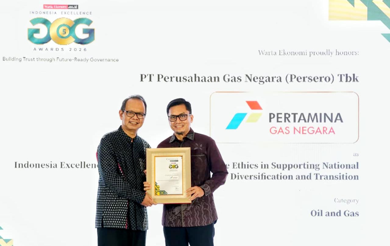 Direktur Manajemen Risiko PGN Eri Surya Kelana mewakili PGN menerima penghargaan. (Foto: PGN for jatimnow.com)
