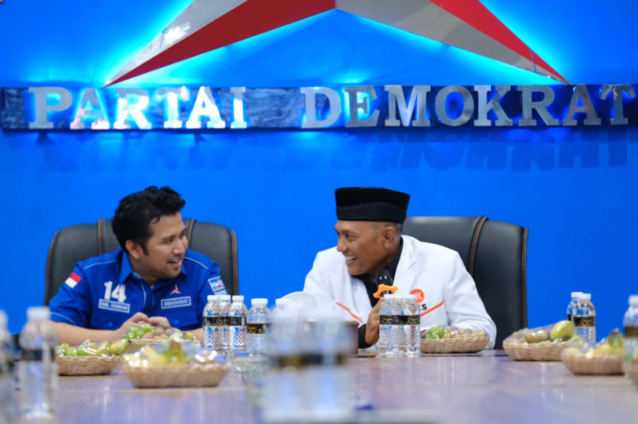 Ketua DPW PKS Jatim Bagus Prasetia Lelana dan diterima langsung Ketua DPD Partai Demokrat Jatim Emil Elestianto Dardak. (Foto: PKS for jatimnow.com)
