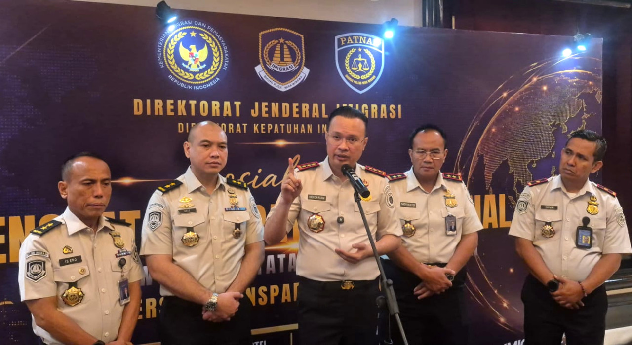 Direktur Jenderal Imigrasi, Hendarsam Marantoko, menyampaikan keterangan pers di Surabaya. (Foto: Ali Masduki/jatimnow.com)