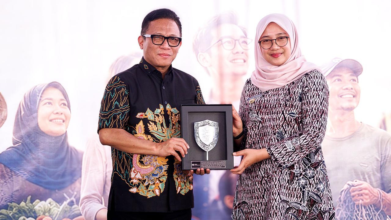 Direktur Utama BPJS Ketenagakerjaan, Saiful Hidayat (kiri), dan Bupati Banyuwangi, Ipuk Fiestiandani. (Foto: BPJamsostek for jatimnow.com)