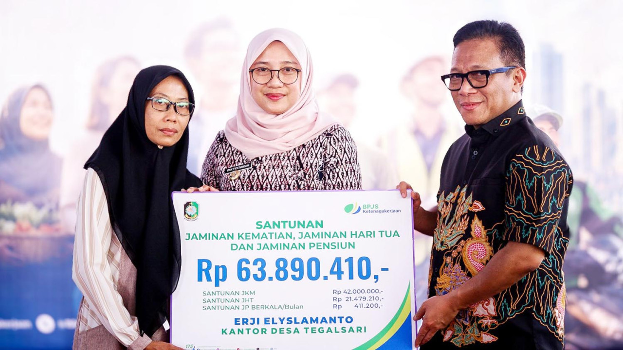 Direktur Utama BPJS Ketenagakerjaan Saiful Hidayat bersama Bupati Banyuwangi Ipuk Fiestiandani menyerahkan secara simbolis manfaat program jaminan sosial ketenagakerjaan kepada ahli waris peserta dalam peluncuran Program PEKA. (Foto/jatimnow.com)
