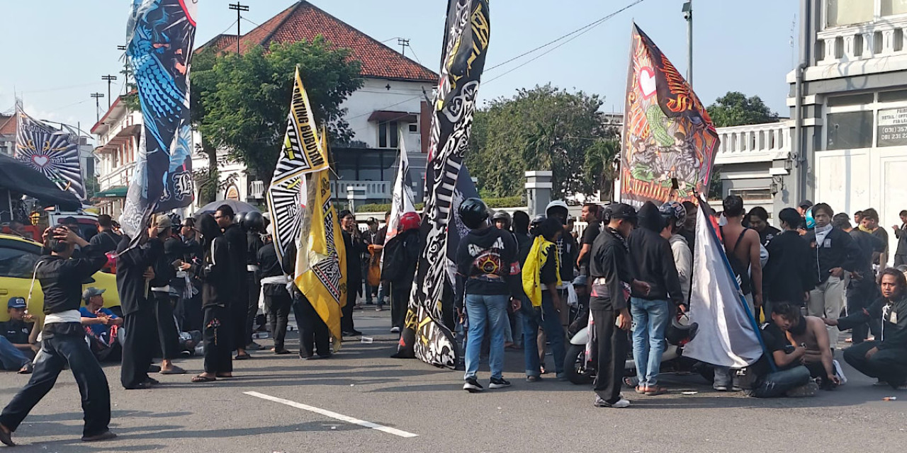 Ratusan anggota Persaudaraan Setia Hati Terate (PSHT) menggelar aksi damai di depan Mapolrestabes Surabaya. (Foto: Sujianto/jatimnow.com)