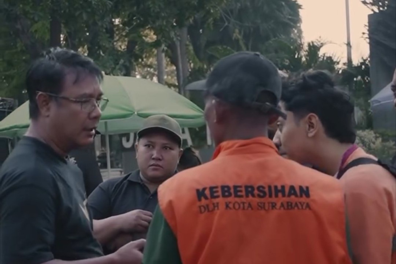 Kepala DLH Kota Surabaya M Fikser saat melakukan penindakan terhadap pungli di Tugu Pahlawan. (Foto: Pemkot Surabaya/jatimnow.com)