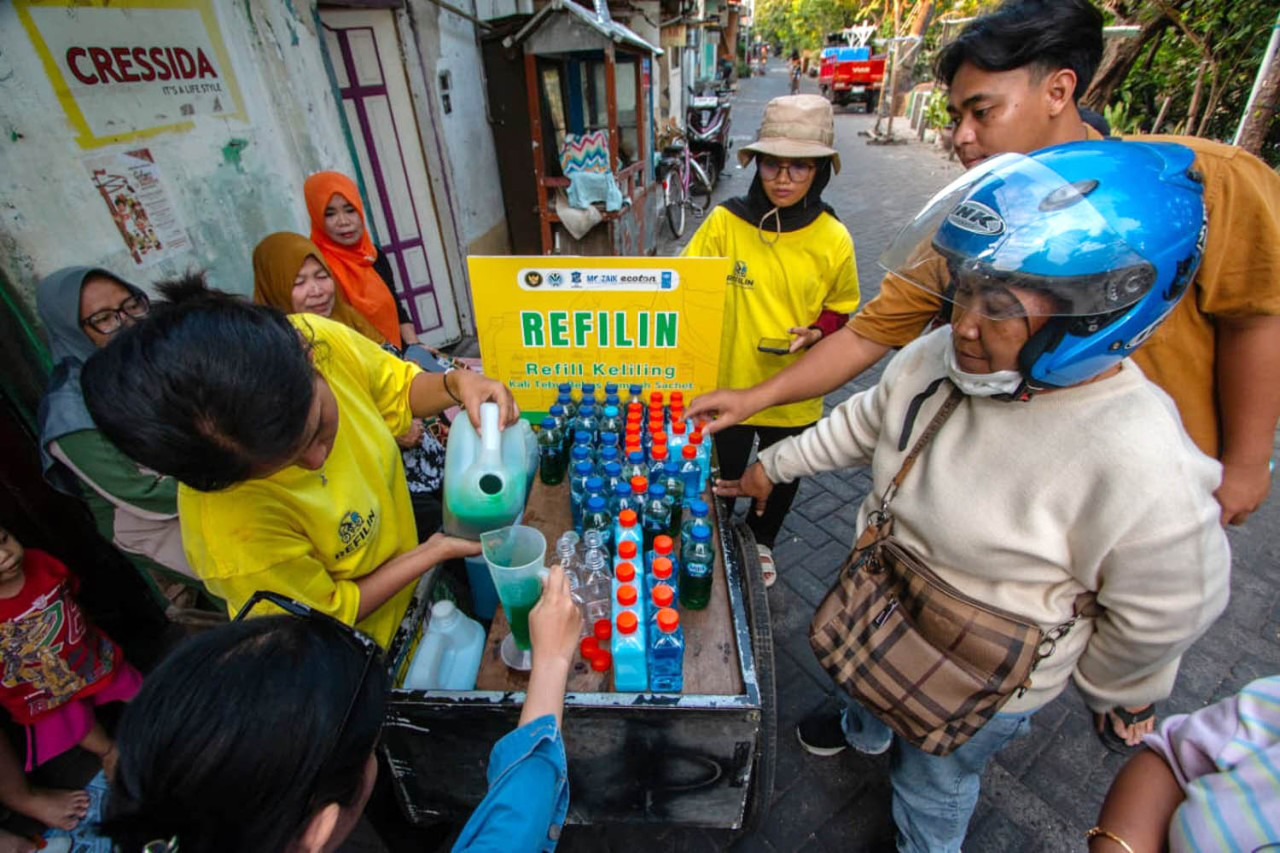 REFILIN dari Kampung Mozaic berhasil mencegah hingga 1.530 sampah sachet dalam empat hari melalui sistem isi ulang di Simokerto, Surabaya. (Foto: Farida for jatimnow.com)