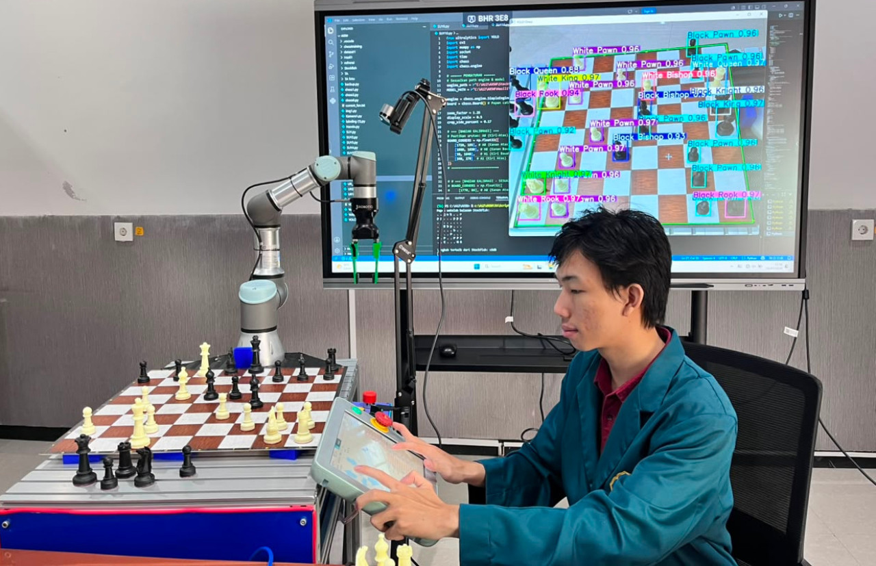 Agung berhasil menciptakan robot catur terintegrasi yang mampu menganalisis langkah sekaligus menggerakkan bidak secara mandiri. (Foto: Humas Ubaya for jatimnow.com)
