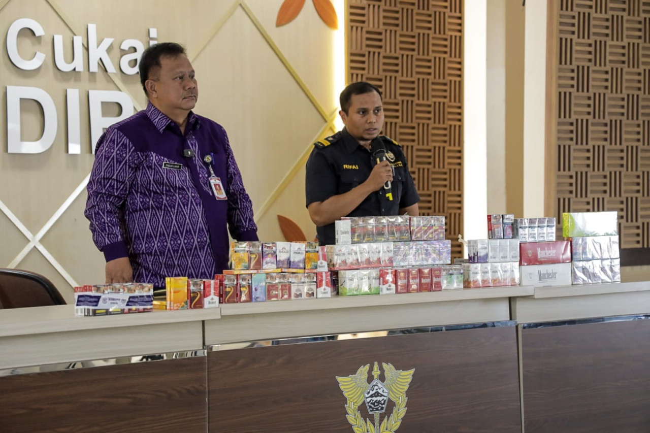 Press release hasil penindakan operasi pemberantasan BKC ilegal di ruang rapat KPPBC TMC Kediri. (Foto: Pemkot Kediri/jatimnow.com)