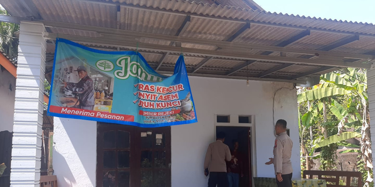 Polisi saat mendatangi rumah korban penipuan uang palsu di Blitar. (Foto: Polres Blitar for jatimnow.com)
