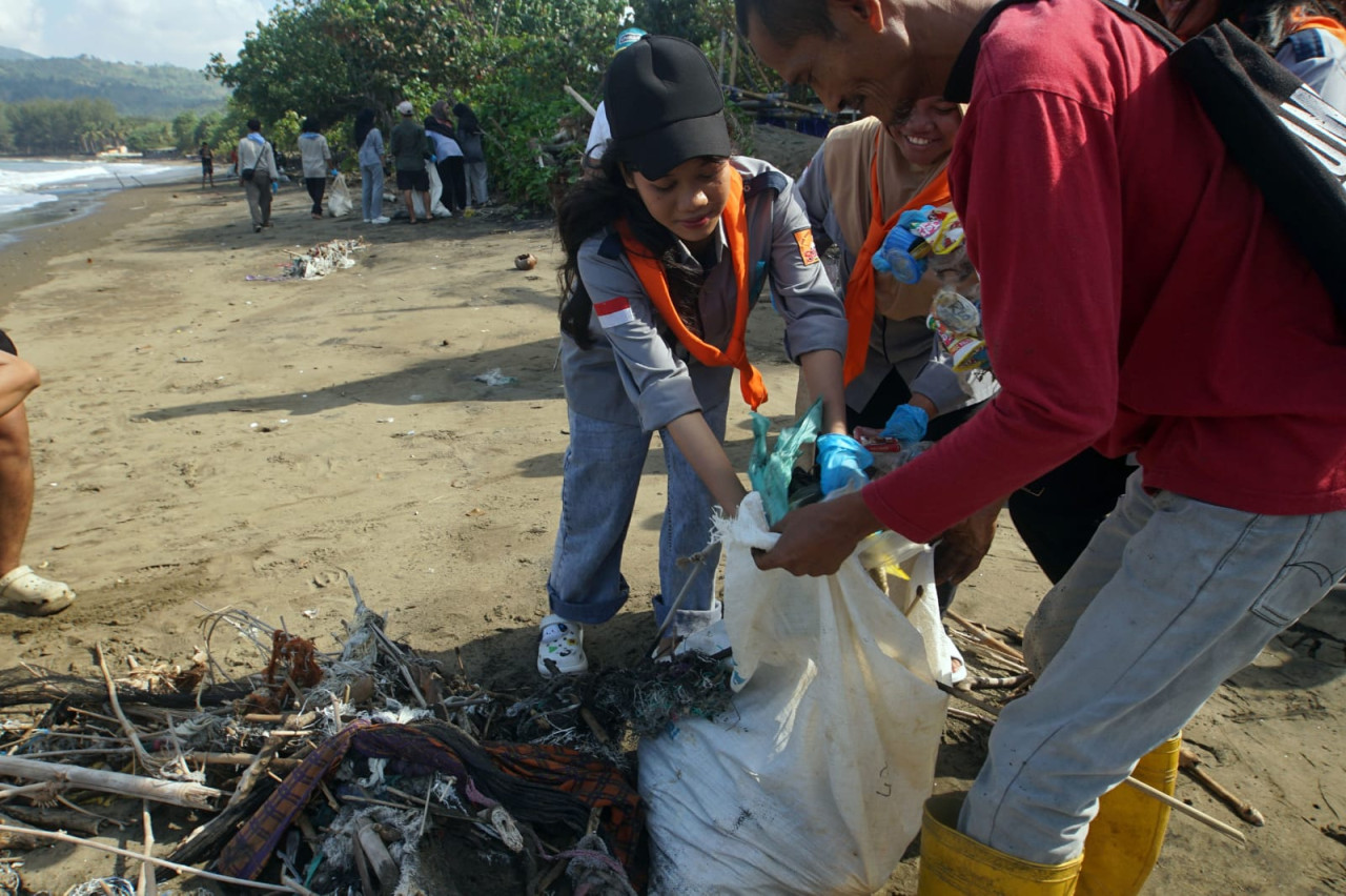 Bersihkan Pantai Sidem Tulungagung, Aktivis Kumpulkan 100 Kilogram Sampah