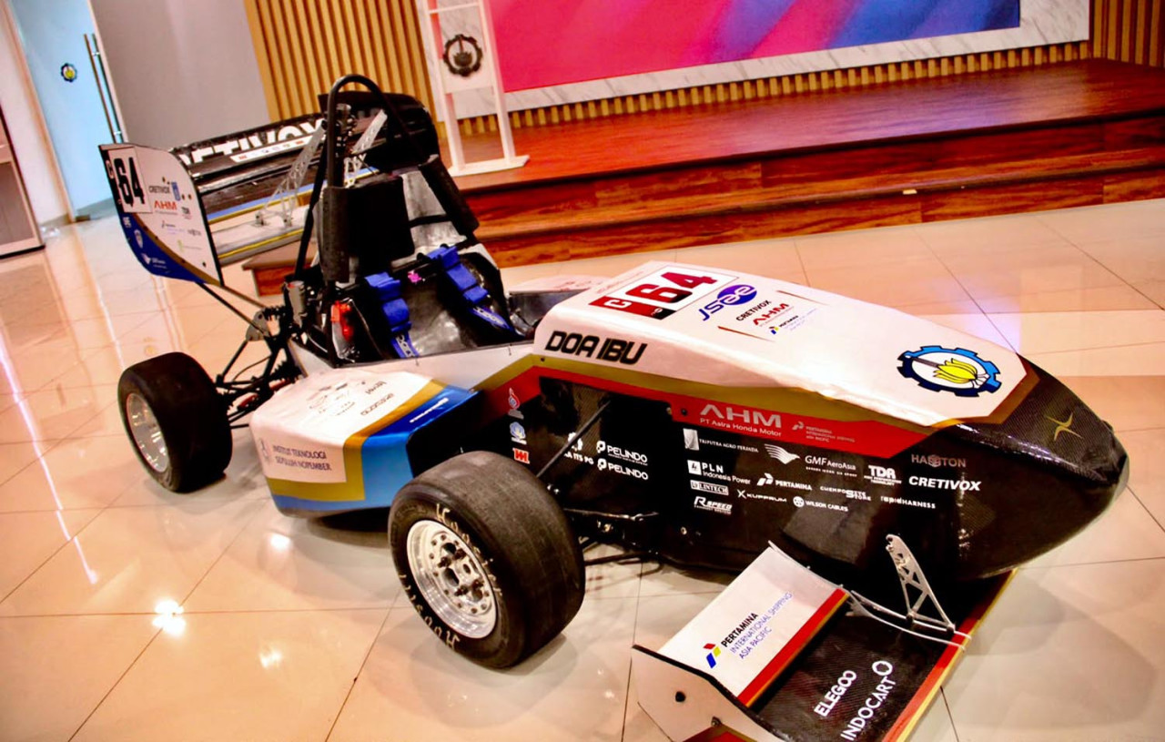 Tampilan mobil Sapuangin Speed 8 dari Tim Sapuangin ITS yang akan berlaga di ajang internasional Formula SAE Japan 2026, Agustus mendatang. (Foto: Humas ITS for jatimnow.com)