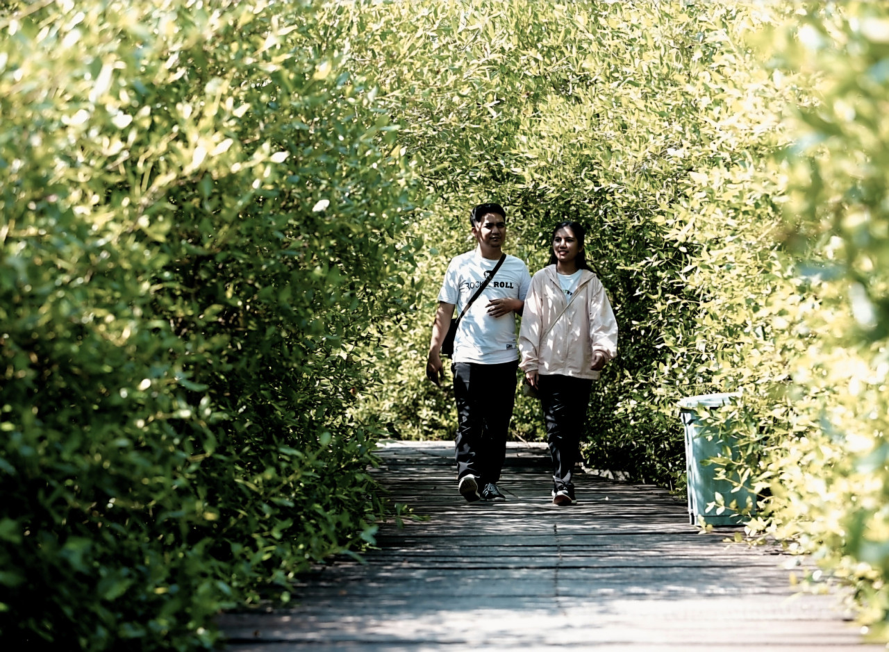 Gen Z sedang menikmati suasana kebun mangrove Surabaya (ilustrasi/jatimnow.com)