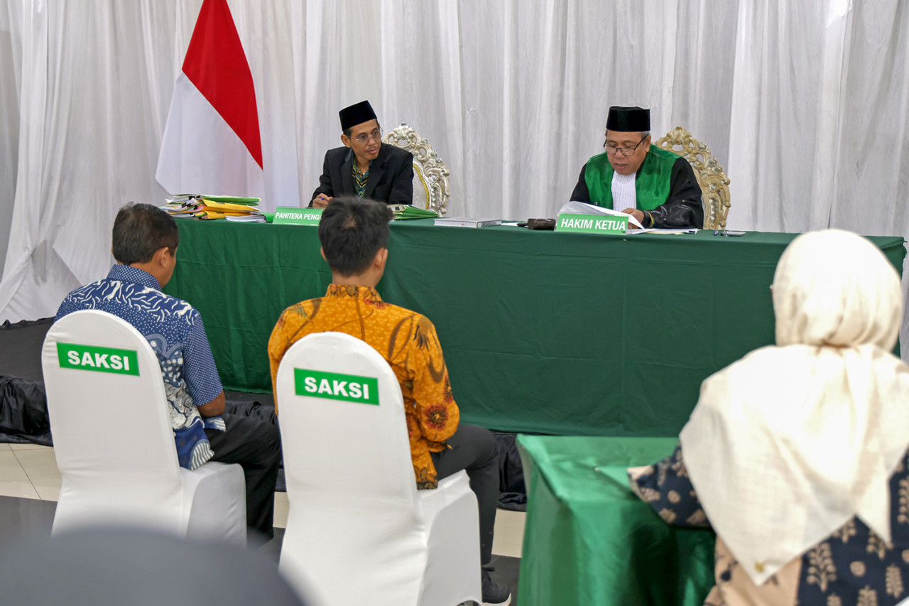Sejumlah saksi mengawal persidangan pengangkatan perwalian
