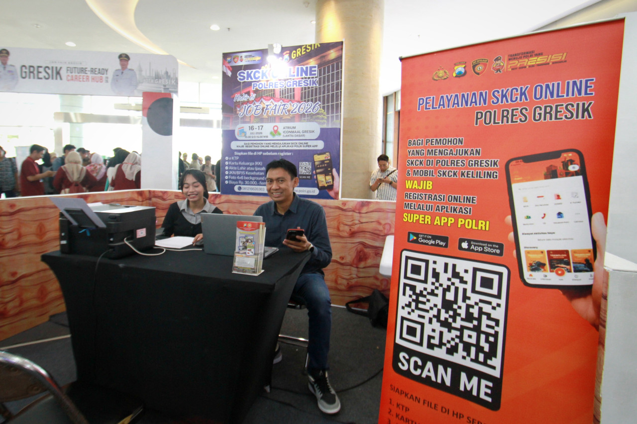 Pelayanan Surat Keterangan Catatan Kepolisian (SKCK) online Polres Gresik di acara Job Fair Tematik 2026. (Foto: Sahlul Fahmi/jatimnow.com)
