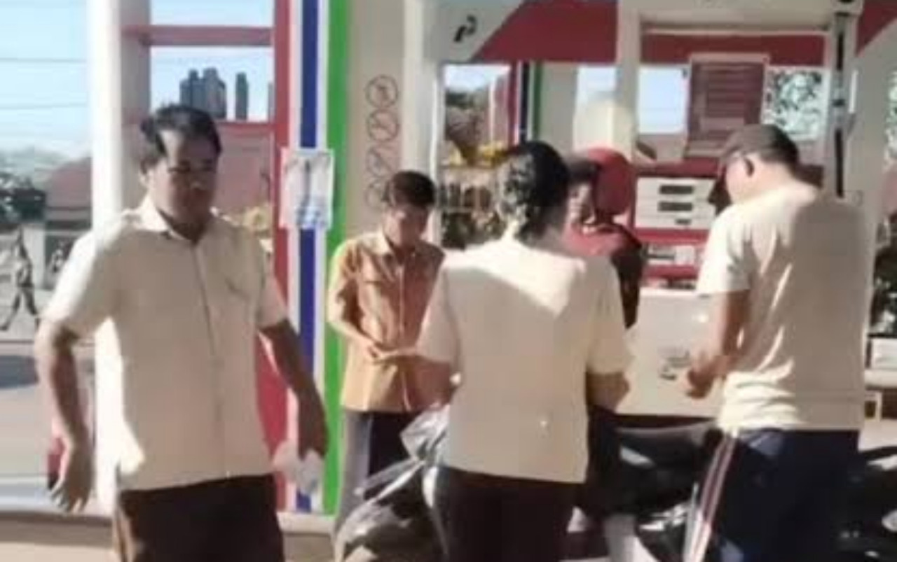 Potongan video viral yang memperlihatkan SPBU di NTT diduga menolak melayani pembelian BBM bersubsidi bagi kendaraan yang pajaknya menunggak. (Foto/WAG)