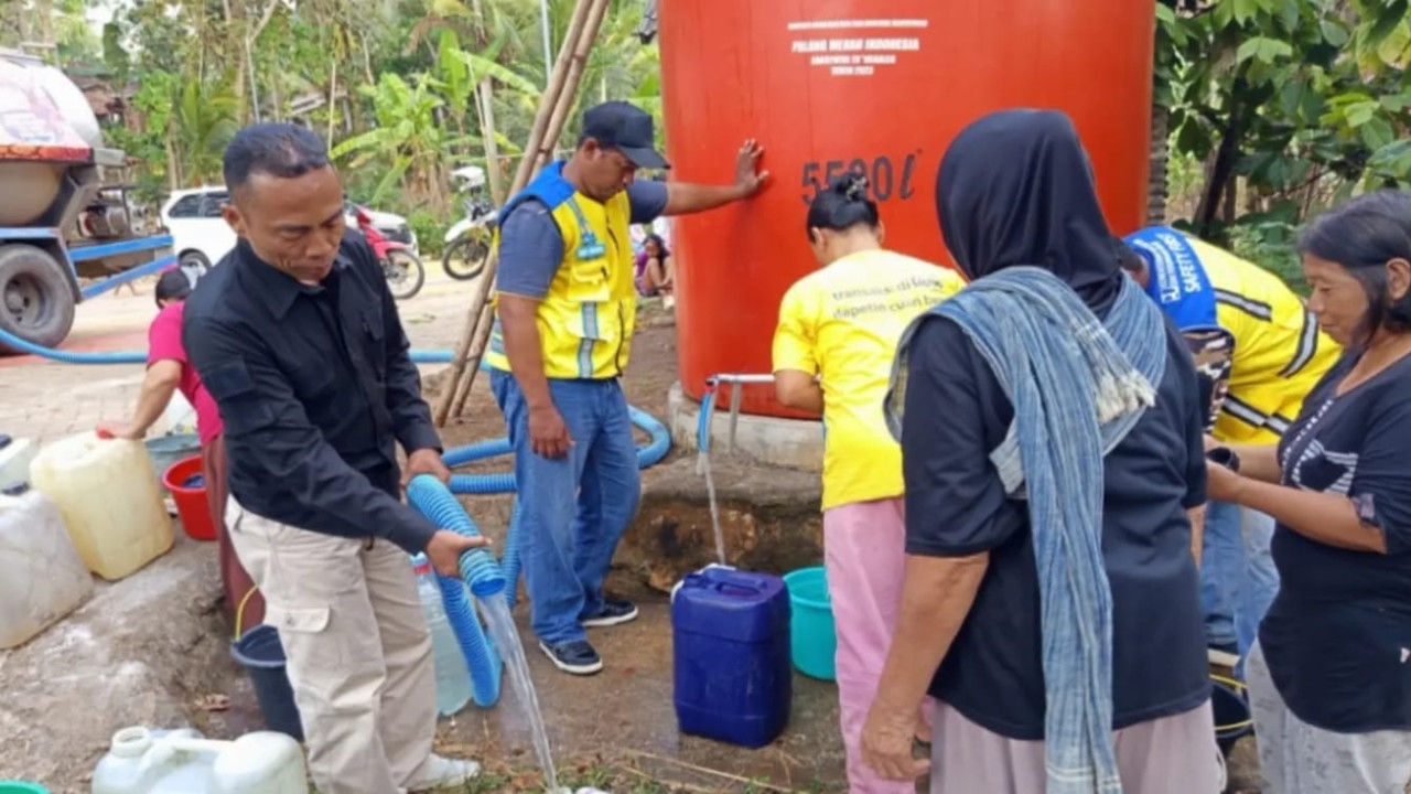 BPBD Trenggalek saat melakukan suplai air bersih. (Foto: istimewa)