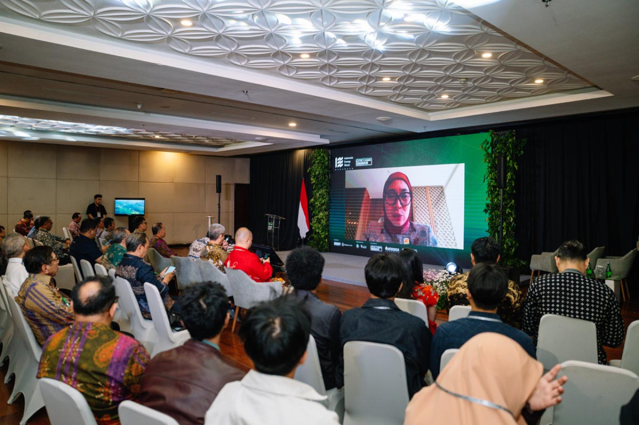 Suasana Surabaya Electric Forum pada sesi hybrid oleh pembicara Direktur Distribusi PT PLN (Persero) sekaligus Sekretaris Jenderal MKI, Arsyadany Ghana Akmalaputri