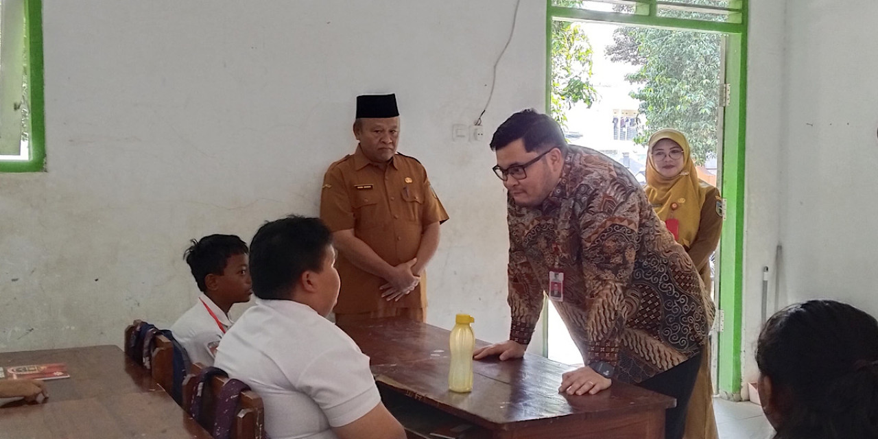 Kepala Dinas Pendidikan Kabupaten Kediri, Mokhamat Muhsin saat mendampingi Mas Dhito meninjau MPLS di hari pertama sekolah. (Foto: Pemkab Kediri/jatimnow.com)