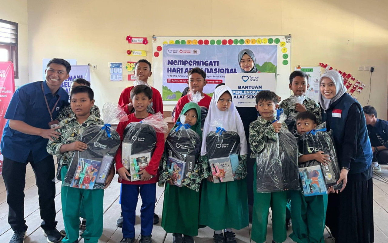 Teman Baik bersama Indonesia Bintang Langit dan Cak & Neng Unusida menyalurkan bantuan pendidikan di SDN 4 Kupang Jabon saat Hari Anak Nasional. (Foto: Teman Baik for jatimnow.com)