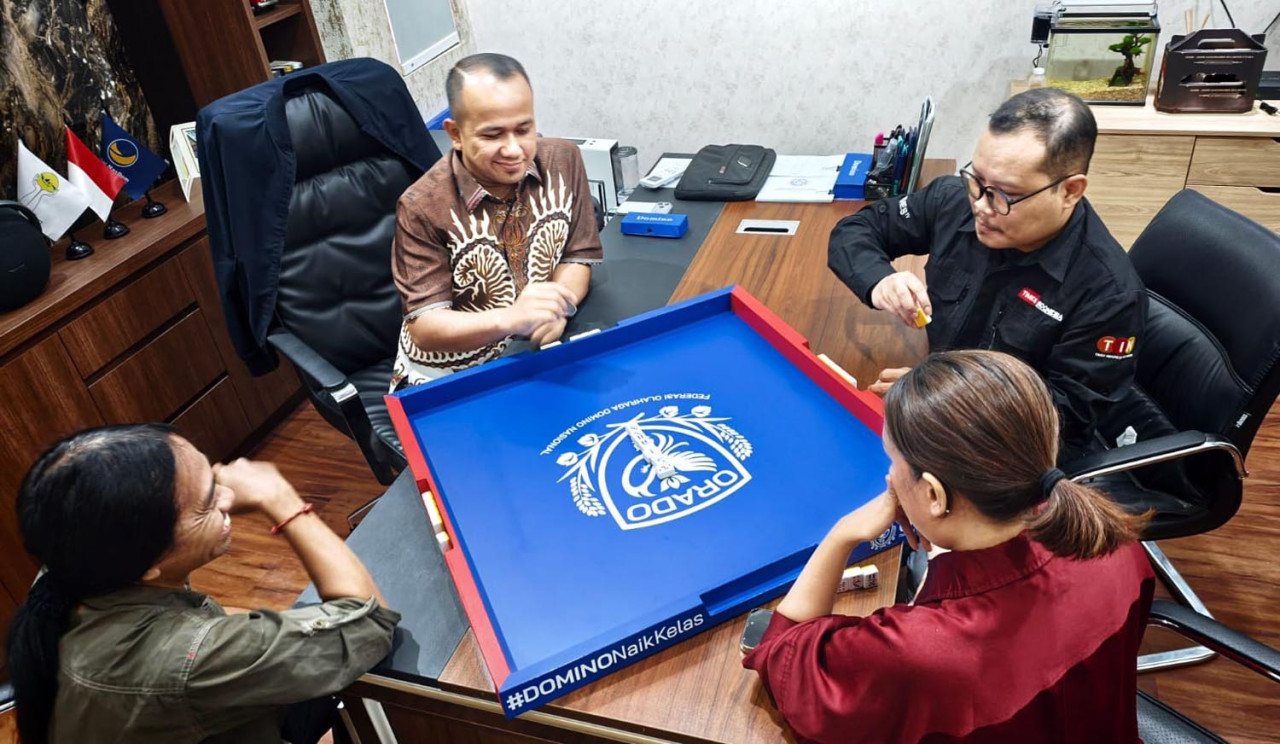 Tim RLD bermain domino bersama Ketua Pengprov ORADO Jawa Timur, Mahenda Abdillah Kamil, disela-sela audiensi di Sidoarjo. (Foto: Ali Masduki/jatimnow.com)
