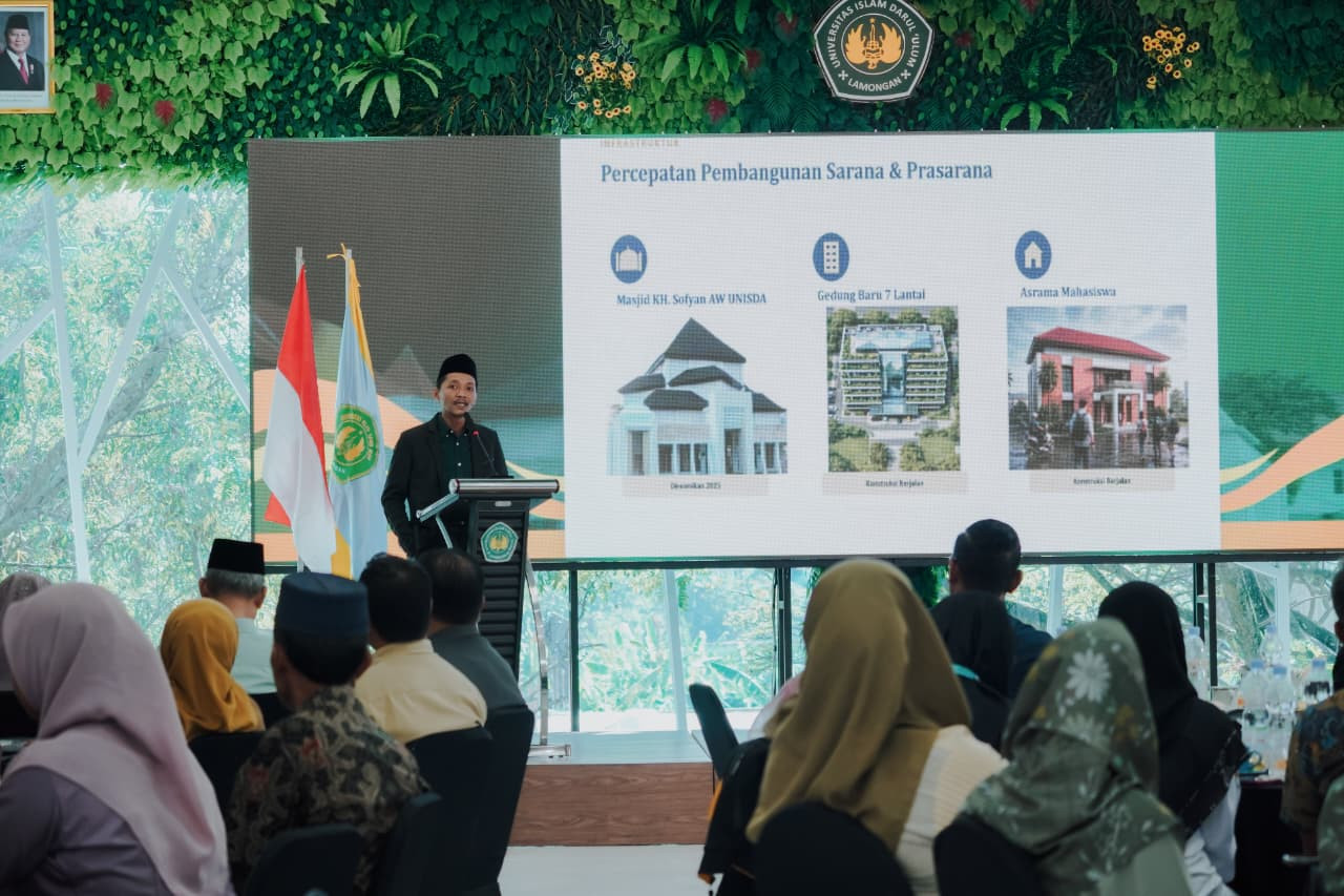 Rektor Unisda Lamongan, Hafidh Nashrullah saat memberikan FGD bersama alumni dan stakeholder. (Foto: Adyad Ammy Iffansah/jatimnow.com)