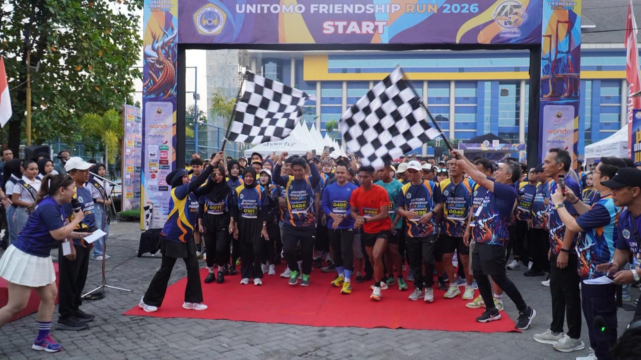 Unitomo Friendship Run 2026 diikuti 727 peserta sebagai rangkaian Dies Natalis ke-45, mengusung semangat hidup sehat dan kebersamaan. (Foto: Humas Unitomo for jatimnow.com)