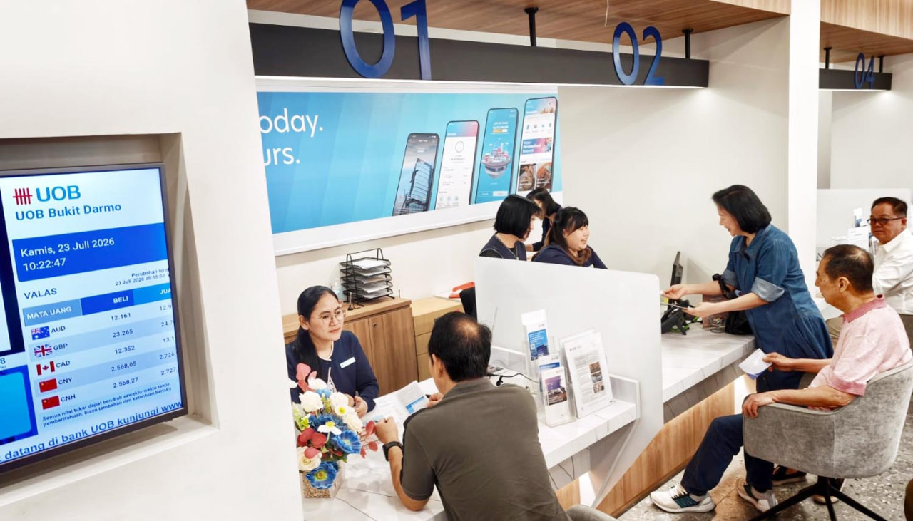 Pelayanan nasabah di UOB Bukit Darmo Surabaya, Kamis (23/7/2026). (Foto: Ali Masduki/jatimnow.com)
