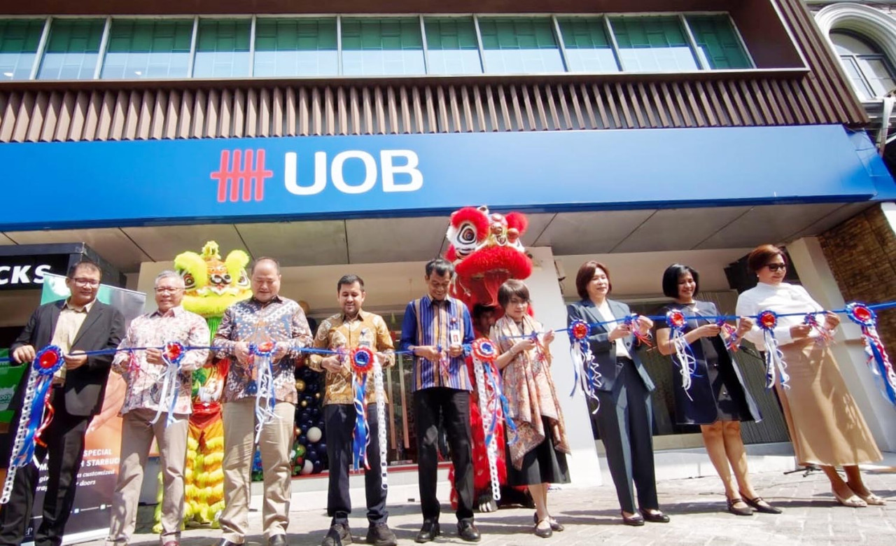 UOB Indonesia meresmikan transformasi KC Bukit Darmo Surabaya dengan konsep advisory modern untuk memperkuat layanan nasabah dan ekspansi bisnis. (Foto: Ali Masduki/jatimnow.com)
