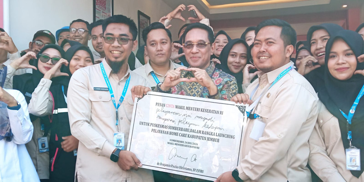 Wamenkes bersama tenaga kesehatan Puskesmas Sumberbaru. (Foto: Sugianto/jatimnow.com)
