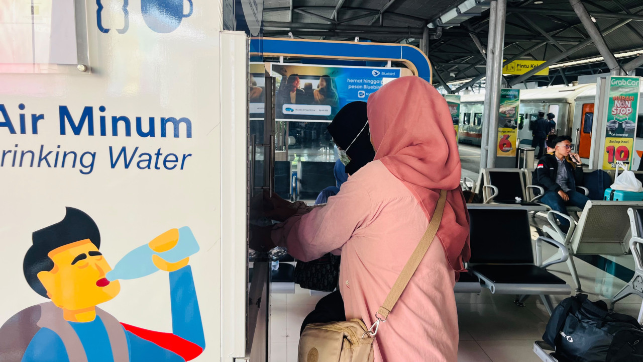 Bawa Tumbler Sendiri, Penumpang Kereta di Surabaya dan Malang Kini Bisa Isi Air Minum Gratis