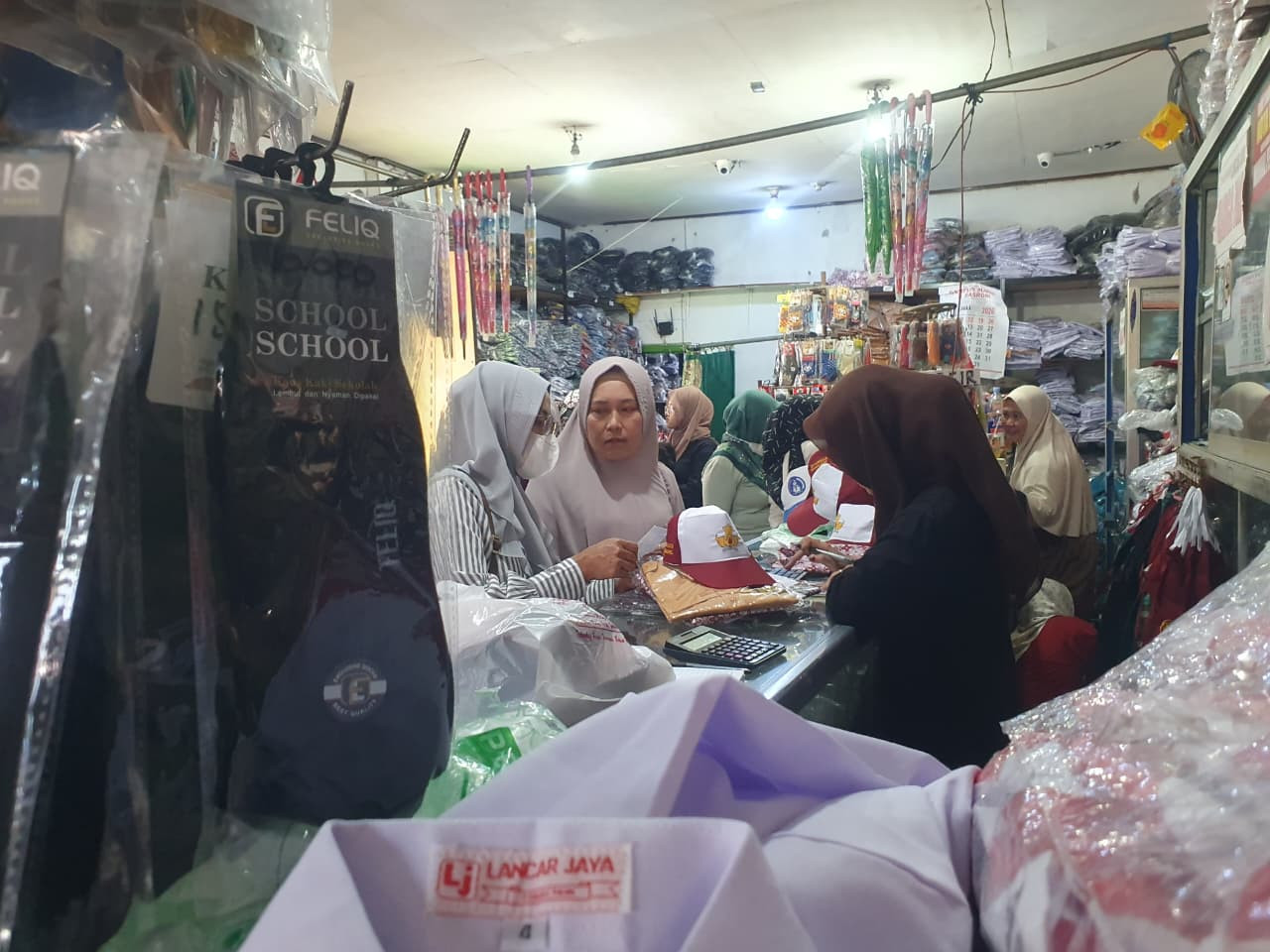 Jelang Tahun Ajaran Baru, Toko Seragam di Tulungagung Mulai Ramai Pembeli