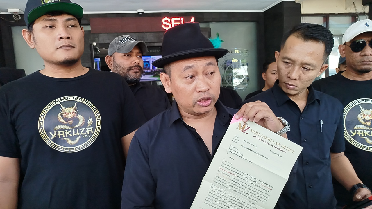 Tim Hukum Yakuza Maneges, Mochammad Zakki, Malang saat laporan di Polresta Malang Kota. (Foto: Aris/jatimnow.com)