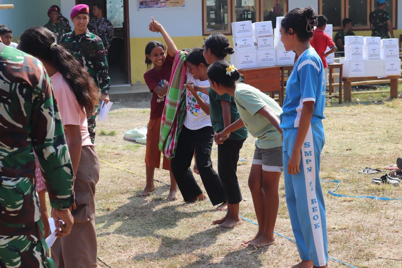 Obati Trauma Korban Bencana NTT, TNI AL Hibur Ratusan Anak Manggarai Lewat Lomba