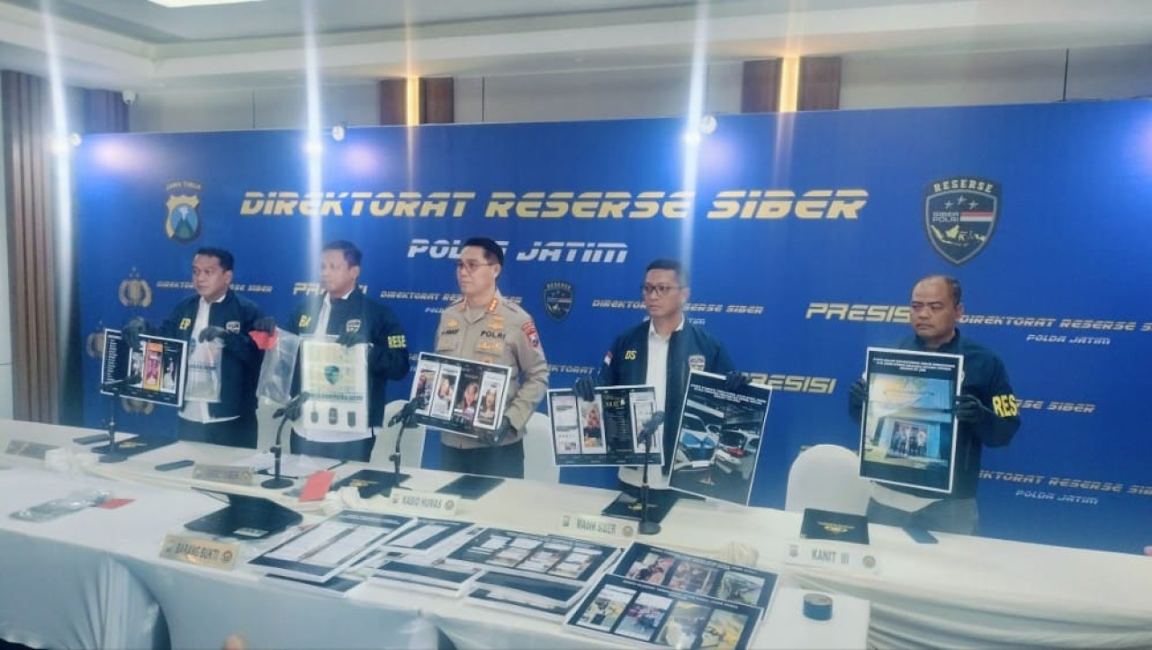 Ditressiber Polda Jatim Kombes Bimo Ariyanto saat konferensi pers di Mapolda Jatim, Surabaya, Rabu (12/8/2026). (Foto: Sujianto/ jatimnow.com)