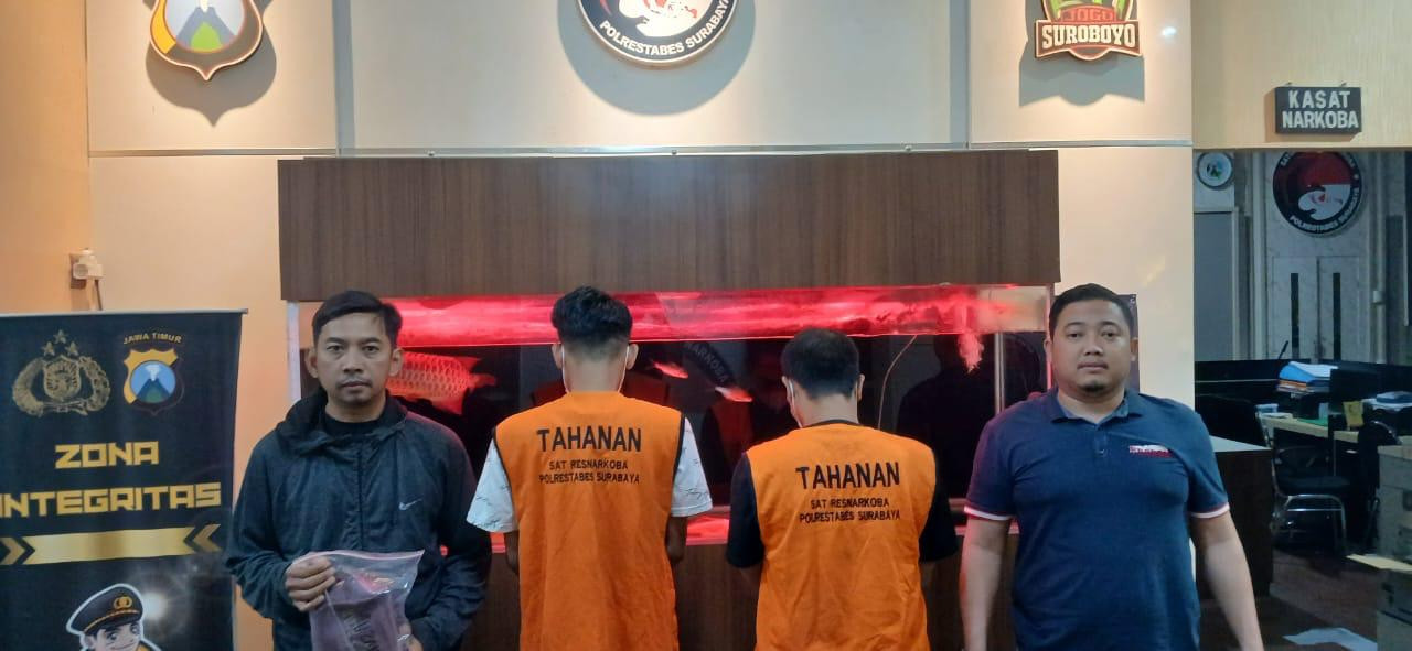 Satreskoba Polrestabes Surabaya meringkus dua orang tersangka peredaran sabu. (Foto: Polrestabes Surabaya for jatimnow.com)