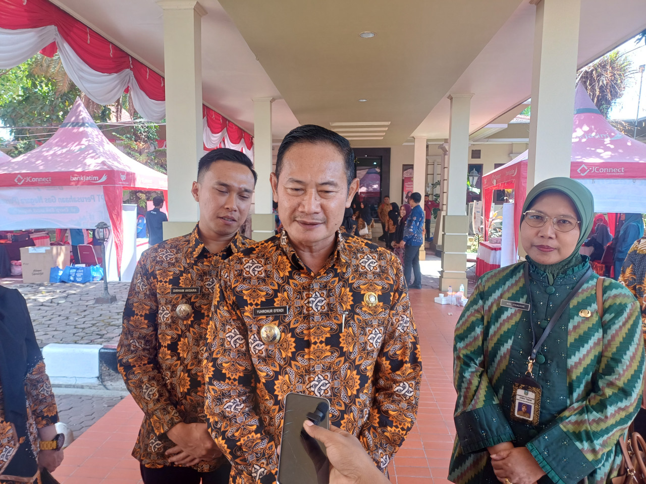 Bupati Lamongan, Yuhronur Efendi didampingi Wabup Dirham Akbar Aksara saat merespon harga gabah. (Foto : Adyad Ammy Iffansah/jatimnow.com)