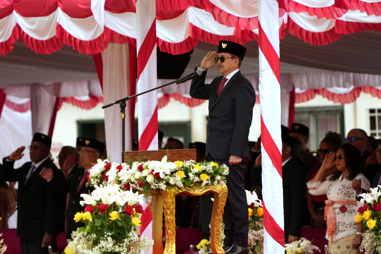Presiden Direktur PTFI Tony Wenas memimpin upacara di lapangan sepak bola Tembagapura, Kabupaten Mimika, Provinsi Papua Tengah. (Foto: PTFI for jatimnow.com)