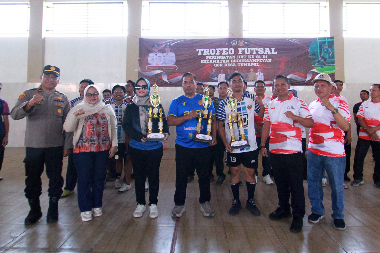 Acara penyerahan trofi juara Trofeo Futsal HUT ke-81 Republik Indonesia di Kecamatan Duduksampeyan, Gresik. (Foto: Sahlul Fahmi/jatimnow.com)