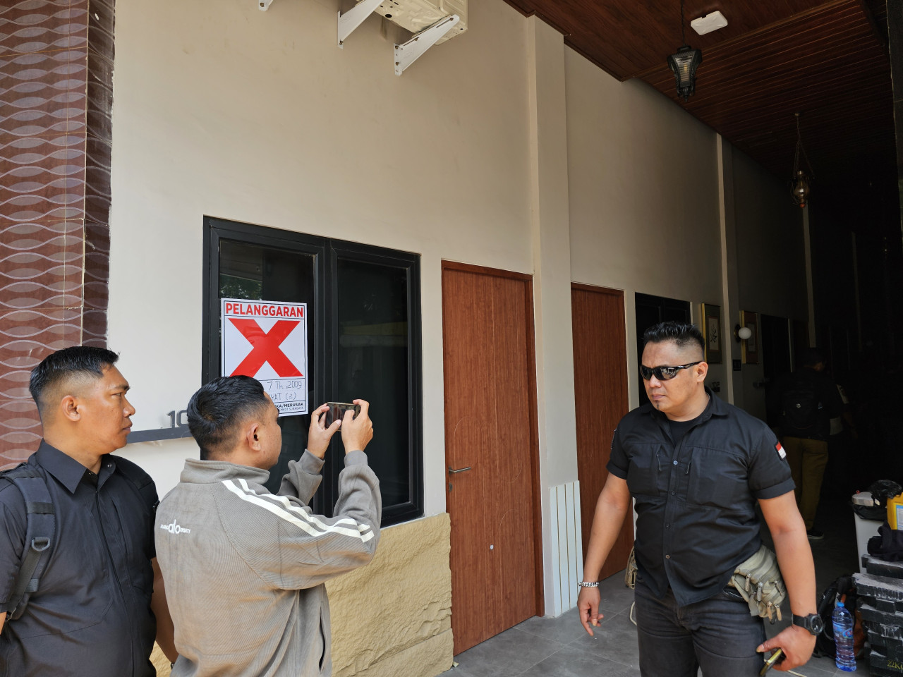 Salah satu kos-kosan di Kawasan Perumahan Dharmahusada Permai Surabaya yang disegel oleh Pemkot Surabaya (foto: Ni'am Kurniawan/jatimnow.com)