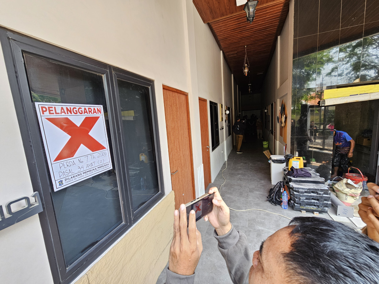 Stiket silang yang dipasang Pemkot Surabaya pada bangunan kos di Perumahan Dharmahusada Permai Surabaya (foto: Rizky/jatimnow.com)