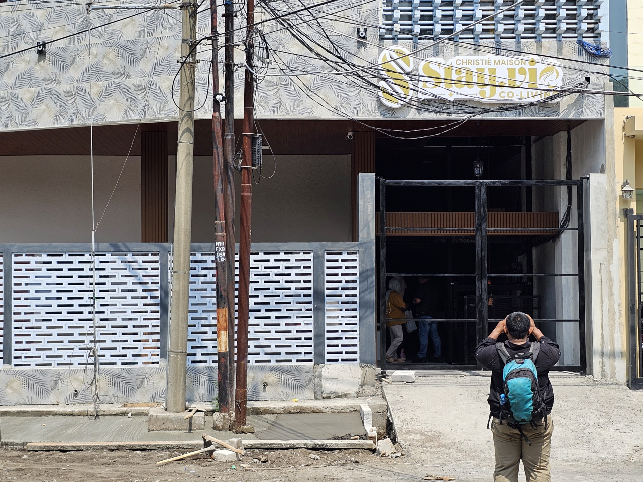 Tampak depan Kos-kosan di Perumahan Dharmahusada Permai, Surabaya (foto: Risky/jatimnow.com)