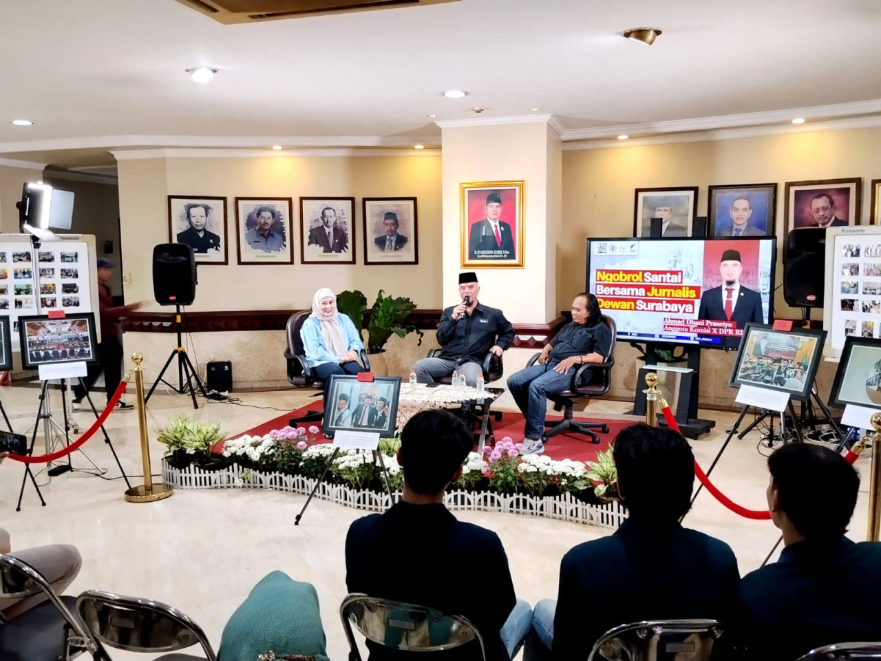 Ahmad Dhani saat menjadi narasumber dalam bincang santai di Gedung DPRD Surabaya. (Foto: Fatkur Rizky/jatimnow.com)