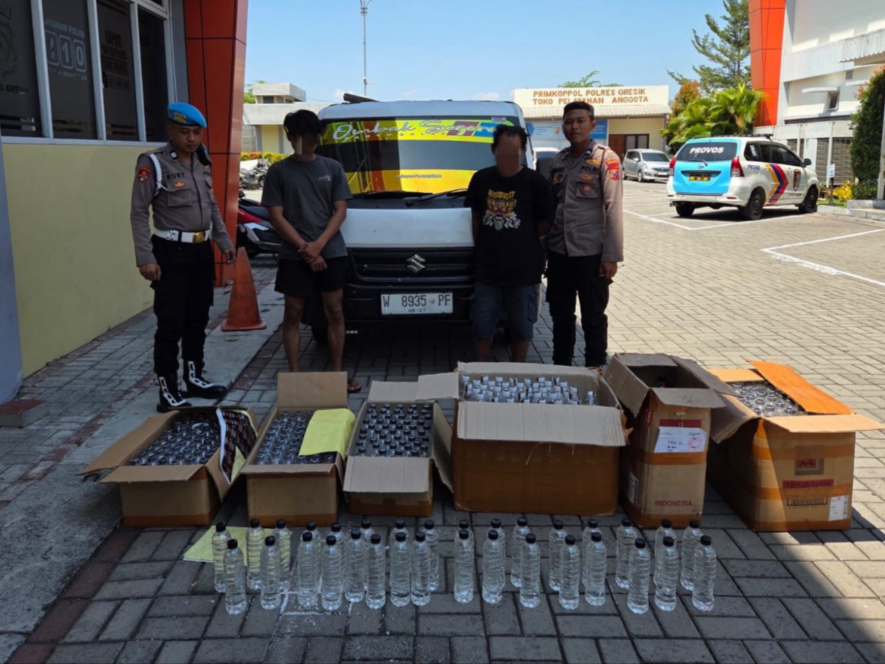 Polres Gresik amankan pikap muatan arak Bali. (Foto: Polres Gresik/jatimnow.com)