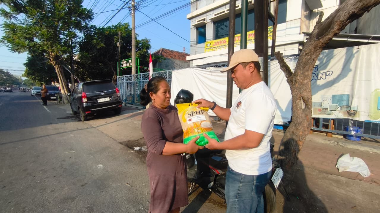 PWI Tulungagung bagikan beras sambut HUT ke 81 RI. (Foto: Bramanta/jatimnow.com)