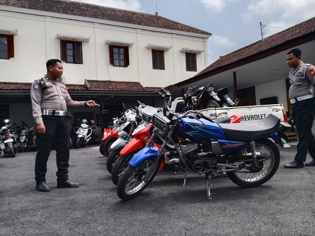 Polisi menunjukkan kendaraan yang diamakan dalam aksi balap liar di Tulungagung. (Foto: Bramanta/jatimnow.com)