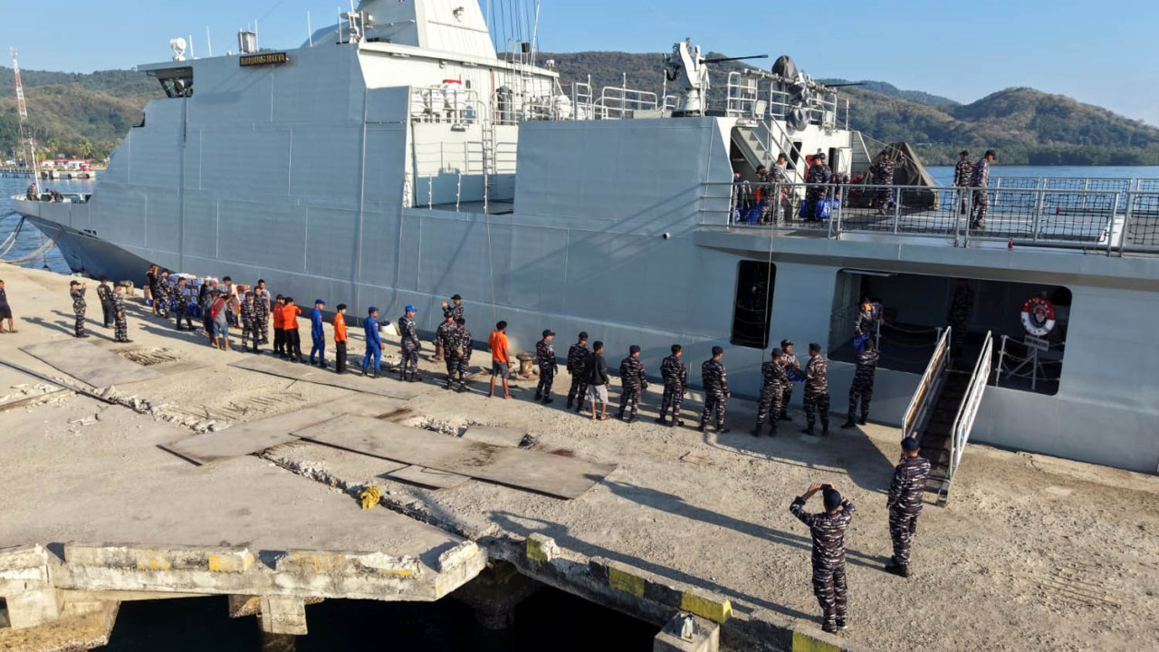 TNI AL mengerahkan armada KRI ke NTT untuk menyalurkan bantuan logistik, alat berat, dan layanan medis bagi korban gempa di Kabupaten Manggarai. (Foto: Dispen Koarmada for jatimnow.com)